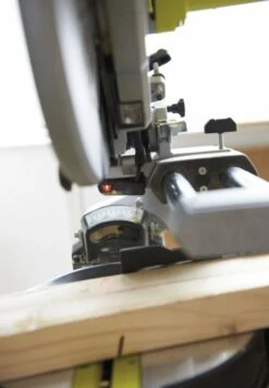 Ryobi EMS254L Afkortzaag Met Laser - 2000W - 254mm - 5133001202 -Beste Gereedschaps Winkel 09cd7b308d1c740ea4f065988c27e926