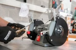 Powerplus POWE80080 Bankslijpmolen - 150W - 150mm -Beste Gereedschaps Winkel 1dcffc646c2bdb86972fca7891cca2df